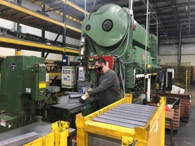 Sản xuất chân bàn làm việc bằng thép tại nhà máy của Tennsco ở Dickson Tennessee Mỹ